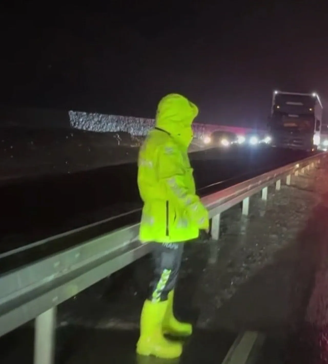 ERZİNCAN-SİVAS KARA YOLU HEYELAN SONRASI YENİDEN ULAŞIMA AÇILDI