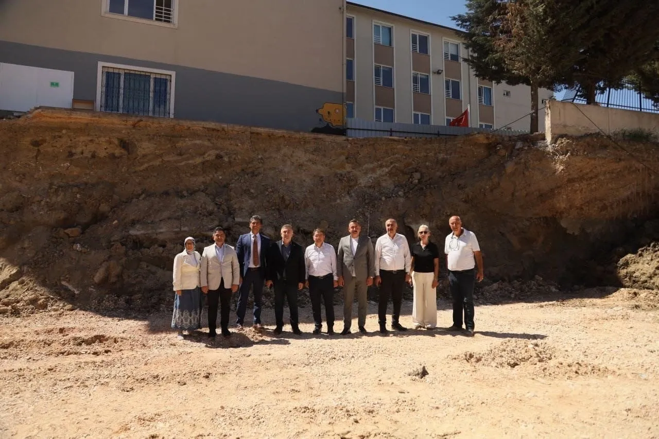 AK PARTİ MUDANYA İLÇE BAŞKANLIĞI, MÜTAREKE İLKOKULUNUN BAHÇESİNDEKİ İSTİNAT DUVARININ ÇÖKMESİNİN...