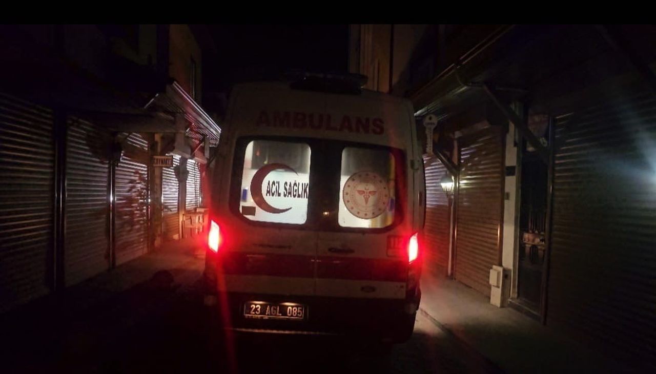 ELAZIĞ’DA BIÇAKLI KAVGA 2 YARALI