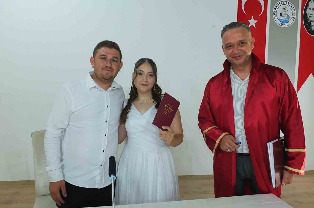 BALIKESİR'İN BURHANİYE İLÇESİNDE DÜĞÜN SEZONU DEVAM EDERKEN, AYLIK NİKAH SAYISI 100'Ü...