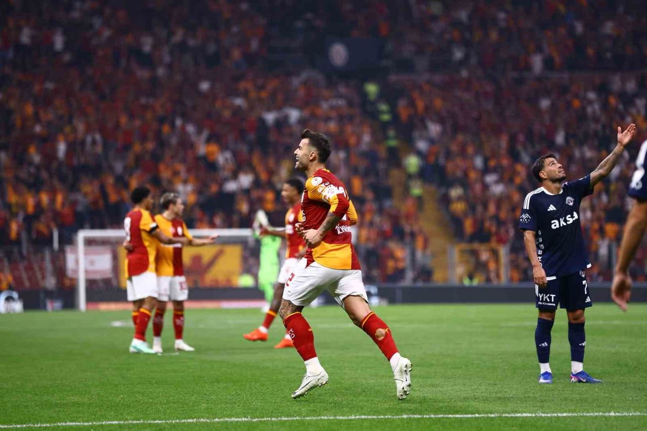 GALATASARAYLI FUTBOLCU ABDÜLKERİM BARDAKCI, KASIMPAŞA MAÇIYLA BU SEZONKİ 2. GOLÜNÜ KAYDETTİ.