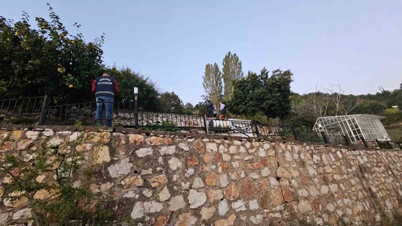 BURSA’NIN ORHANGAZİ’YE BAĞLI ORTAKÖY MAHALLESİ’NDE BİR VİLLANIN BAHÇESİNDEKİ 30 GÜNEŞ PANELİ...