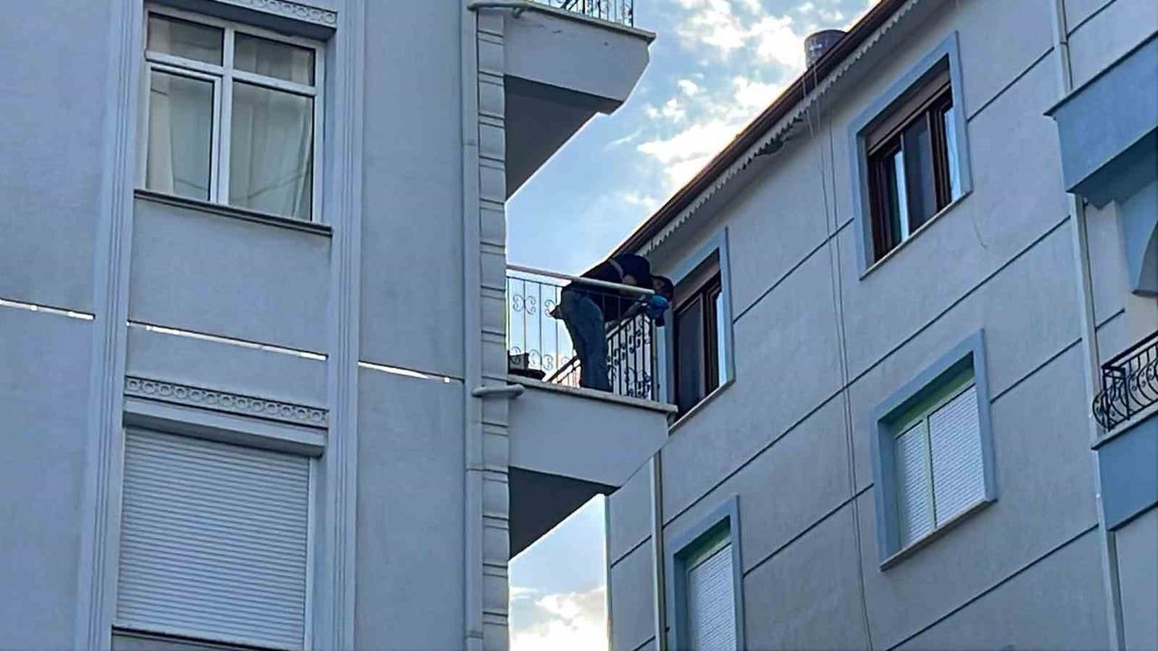 OLAY YERİ İNCELEME EKİBİ OLAYIN YAŞANDIĞI BİNA VE BALKONDA İNCELEME YAPTI