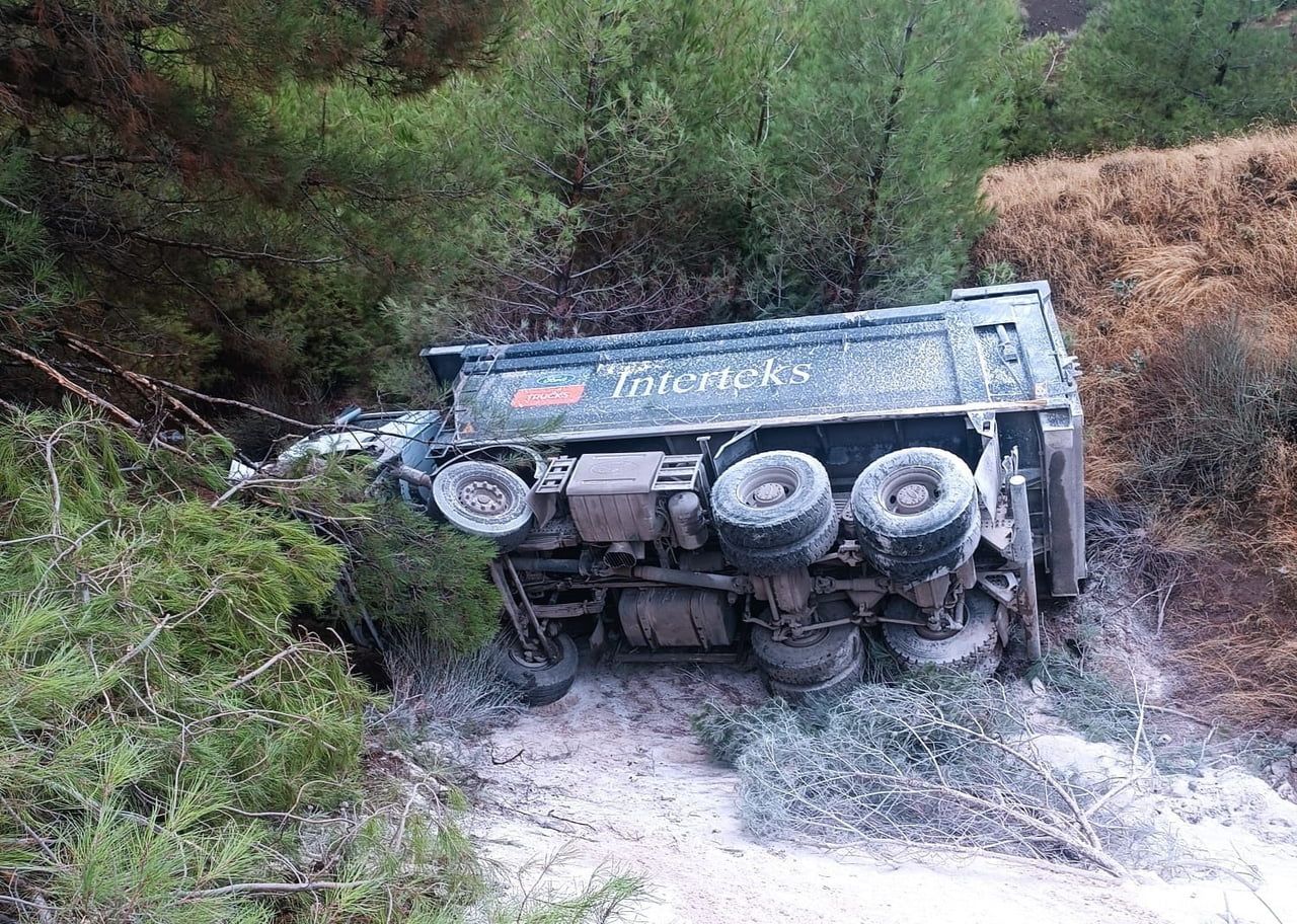 ADIYAMAN'IN GÖLBAŞI İLÇESİNDE HAFRİYAT KAMYONUNUN DEVRİLMESİ SONUCU 1 KİŞİ YARALANDI.