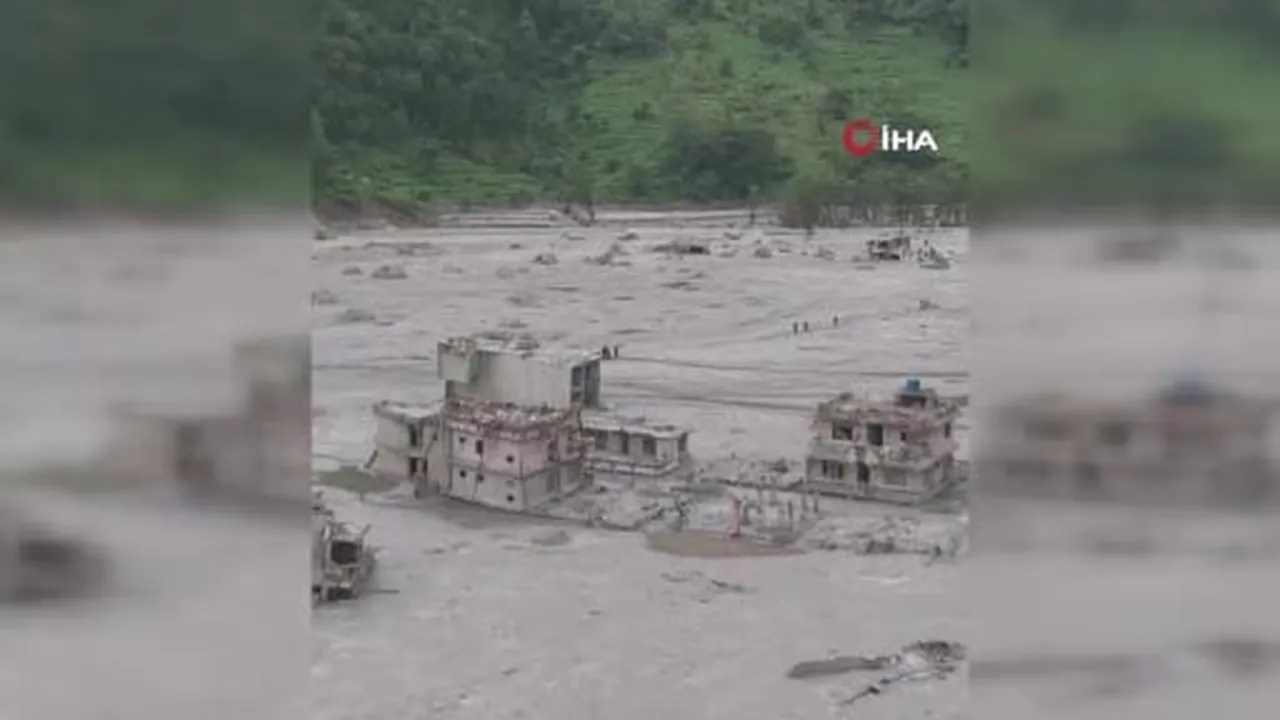 Nepal’de 26 Ağustos'ta Bhotekoshi Nehri'ndeki taşkın nedeniyle meydana gelen sel felaketinde...
