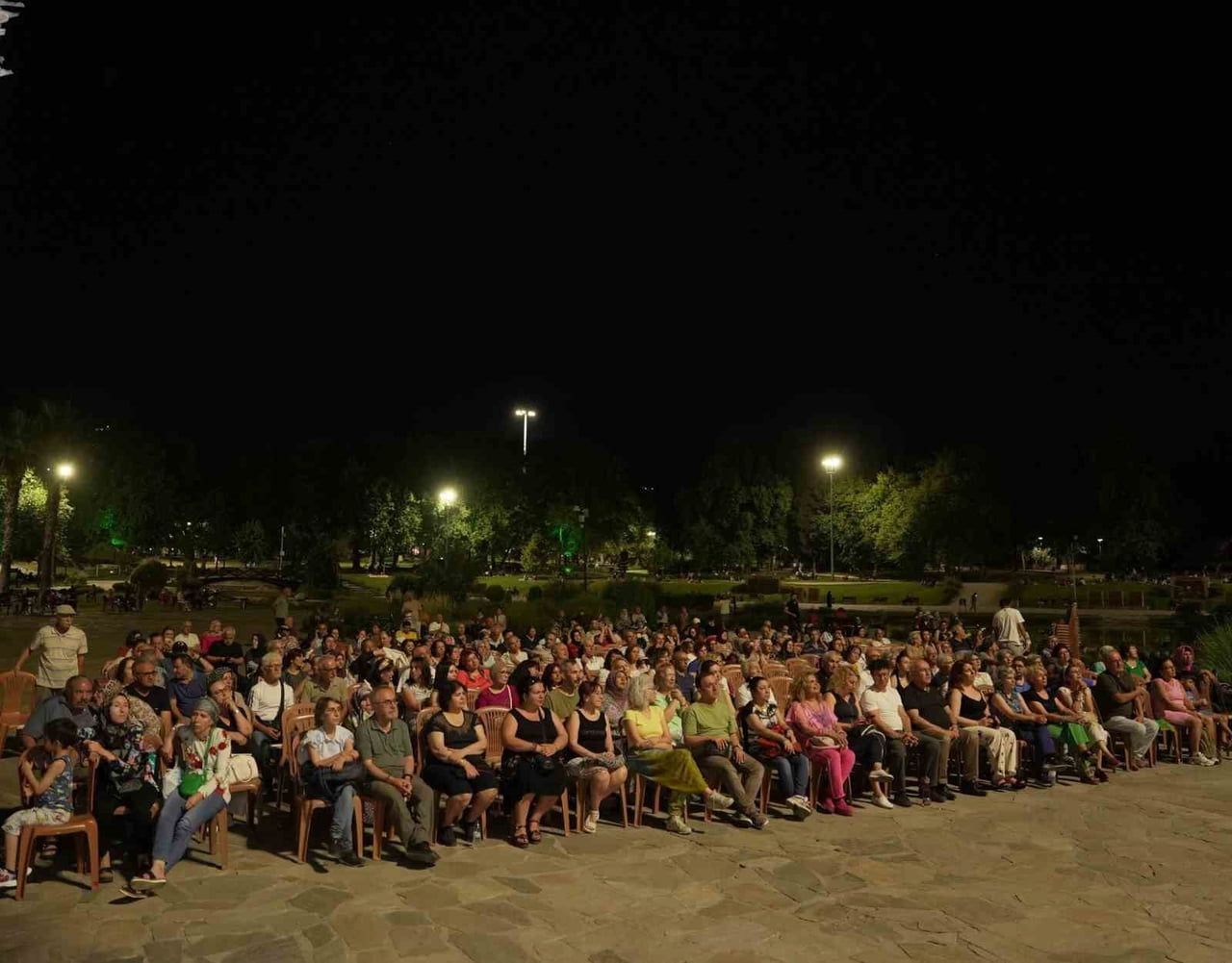 DENİZLİ BÜYÜKŞEHİR BELEDİYESİ’NİN GELENEKSEL HALE GETİRDİĞİ ÜCRETSİZ YAZ KONSERLERİ, KENTİ ADETA...