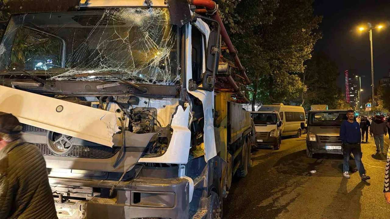 İSTANBUL AVCILAR'DA AYNI FİRMAYA AİT BETON MİKSERİ İLE BETON POMPASI ÇARPIŞTI. KAZA SONRASI...