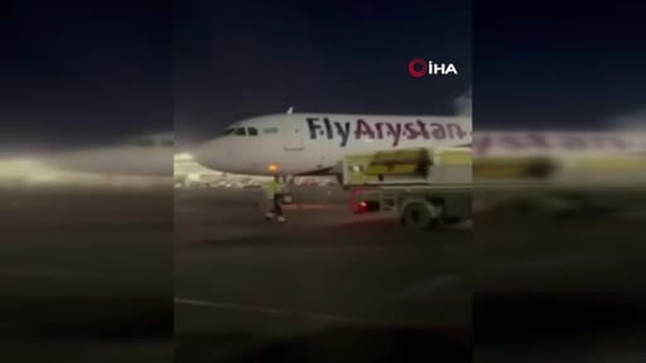 Kazakistan’ın Almatı kentindeki uluslararası havalimanında FlyArystan havayolu şirketine ait bir...