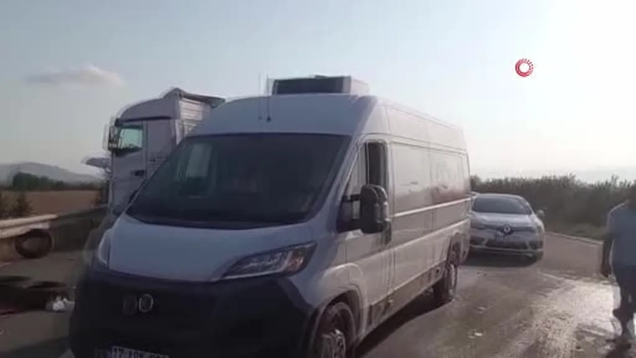 2 tırın karıştığı kazada şoförler yaralandı
