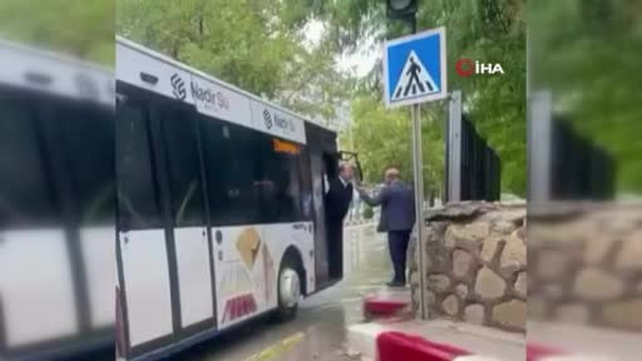 Otobüs şoförüne şemsiye ile saldırdı: Yaşanan kavga kamerada