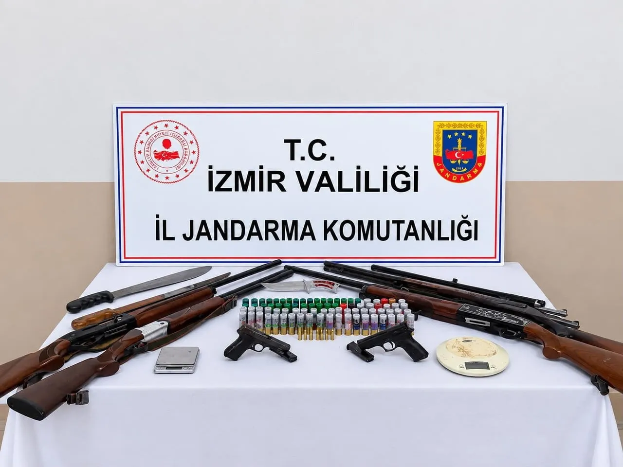 İZMİR'İN ÖDEMİŞ İLÇESİNDE JANDARMA EKİPLERİNCE UYUŞTURUCU TİCARETİ VE RUHSATSIZ SİLAH BULUNDURULAN...