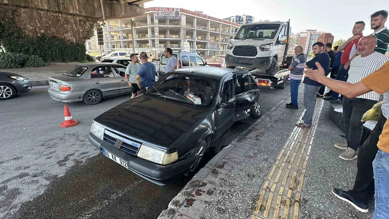 SAMSUN'DA KAMYONET İLE OTOMOBİLİN ÇARPIŞTIĞI TRAFİK KAZASINDA 1 KİŞİ YARALANDI.