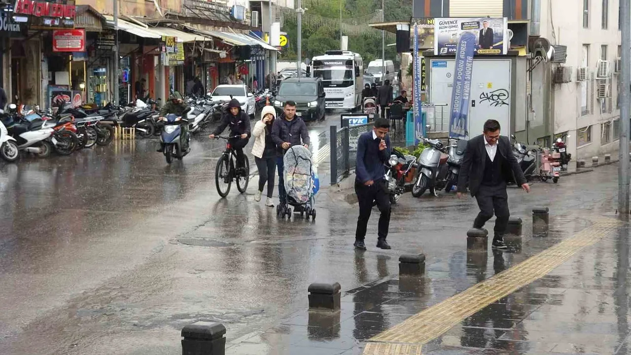 KİLİS'TE ANİDEN BASTIRAN KUVVETLİ YAĞIŞ NEDENİYLE OTOMOBİL VE MOTOSİKLET SÜRÜCÜLERİ TRAFİKTE...