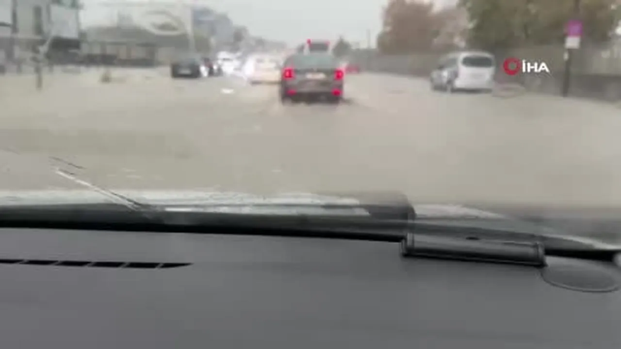 İstanbul'da yollar göle döndü, araçlar güçlükle ilerledi