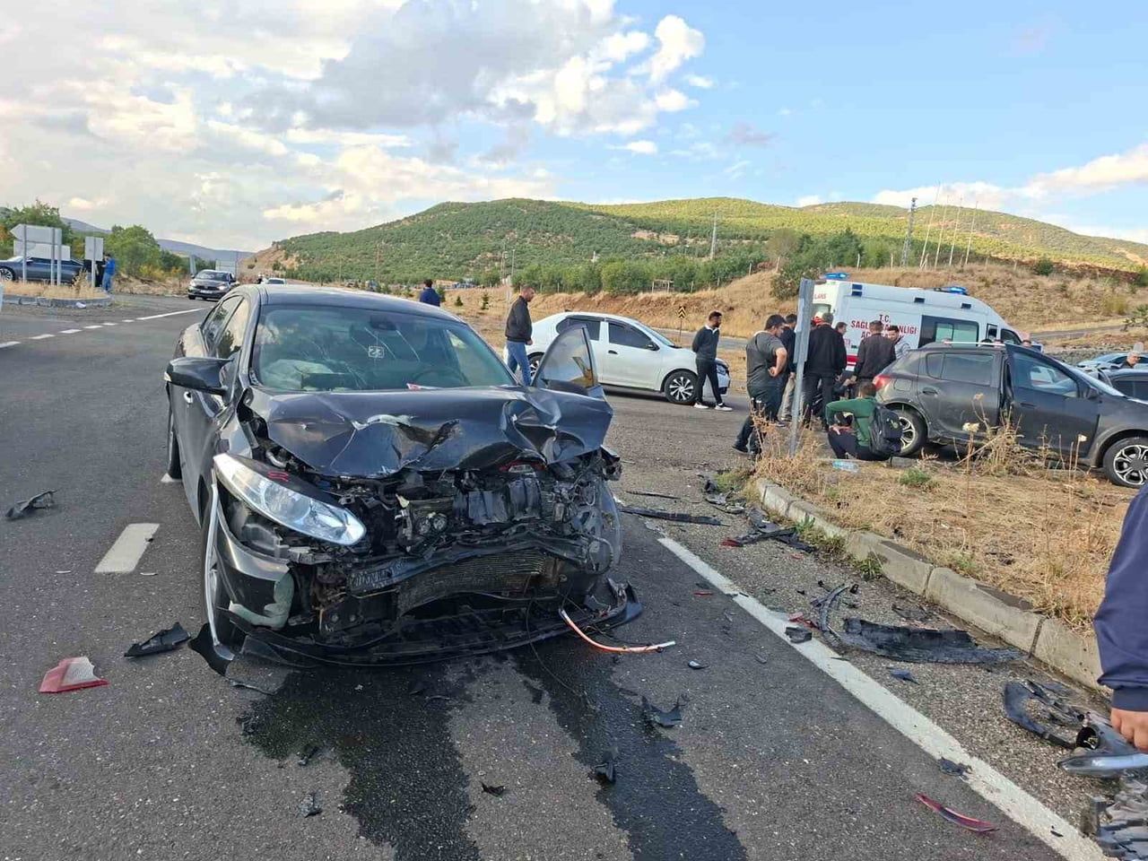 BİNGÖL'DE İKİ OTOMOBİLİN ÇARPIŞMASI SONUCU MEYDANA GELEN TRAFİK KAZASINDA 3 KİŞİ...