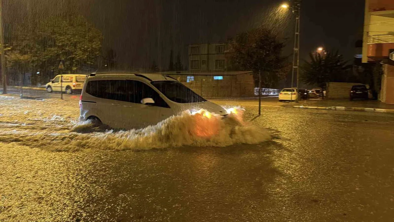 ADIYAMAN’DA ETKİLİ OLAN ŞİDDETLİ YAĞIŞ, KENT MERKEZİNDE HAYATI OLUMSUZ ETKİLEDİ. CADDE VE...