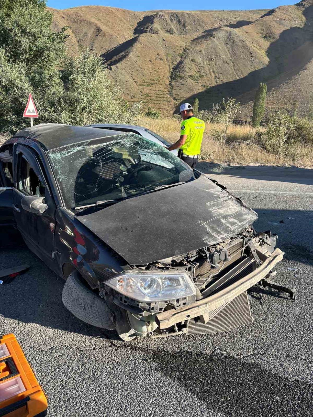 ERZİNCAN-SİVAS KARAYOLU SAKALTUTAN MEVKİSİNDE MEYDANA GELEN TEK TARAFLI TRAFİK KAZASINDA 3 KİŞİ...