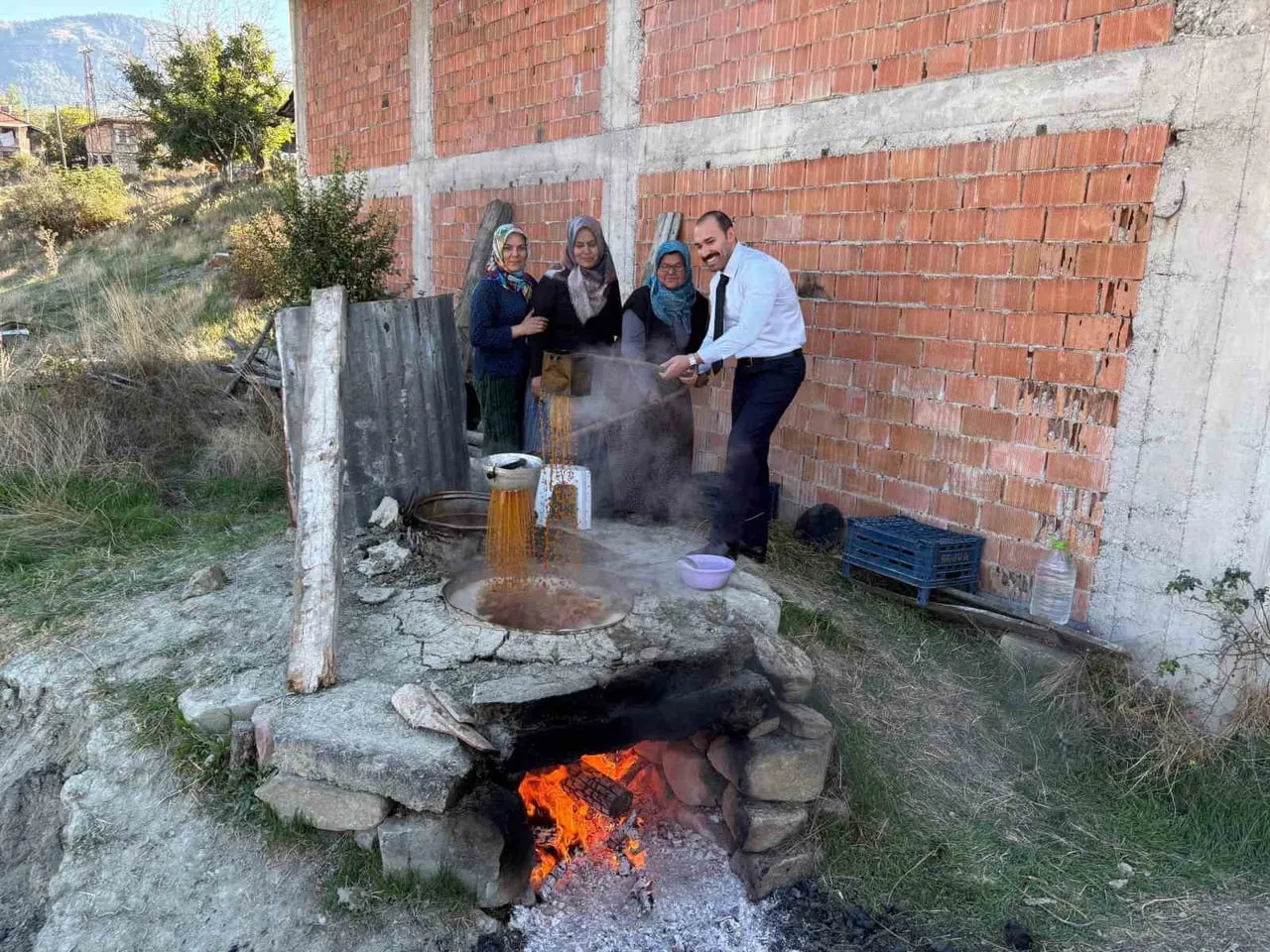 BOLU’NUN SEBEN İLÇESİNDE GELENEKSEL YÖNTEMLERLE PEKMEZ KAYNATAN VATANDAŞLARA, KAYMAKAM METEHAN...