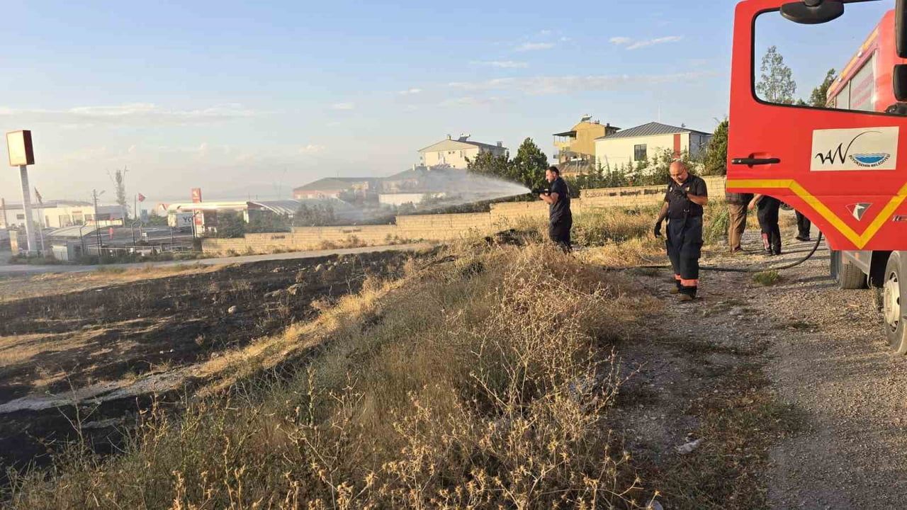 VAN'IN MURADİYE İLÇESİNDE ETKİLİ OLAN ÖRTÜ ÜSTÜ YANGIN, İTFAİYE EKİPLERİ TARAFINDAN...