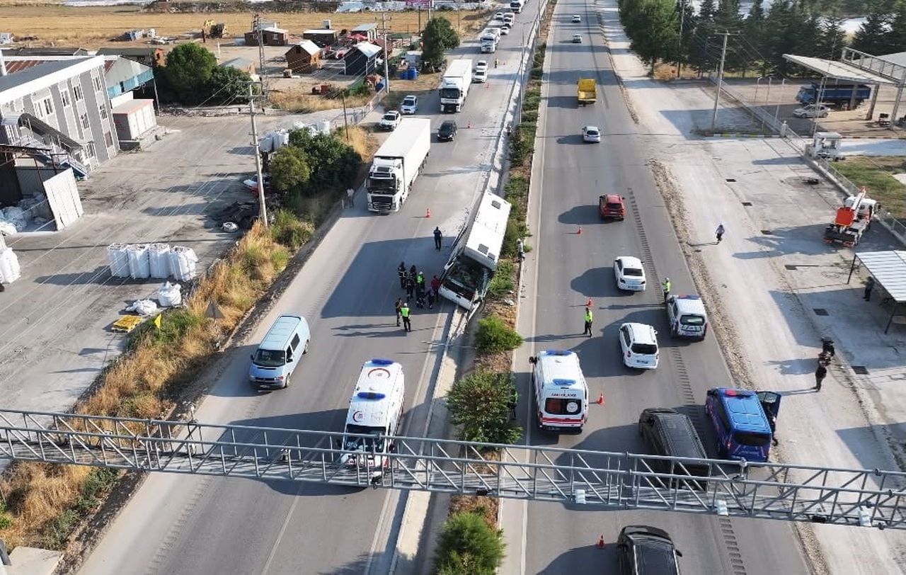 BURDUR'UN BUCAK İLÇESİNDE UKRAYNALI TURİSTLERİ TAŞIYAN TUR OTOBÜSÜNÜN DEVRİLMESİ SONUCU TRAFİK...