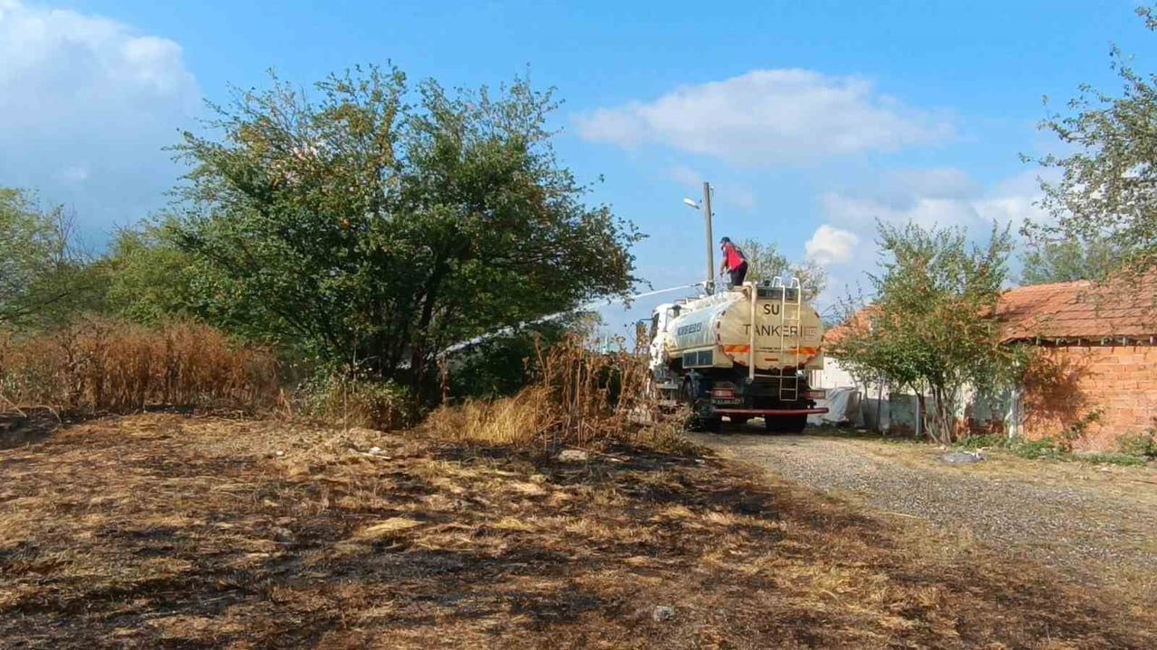 OTLUK ALANDA ÇIKAN YANGIN KÖY EVLERİNE SIÇRAMADAN SÖNDÜRÜLDÜ