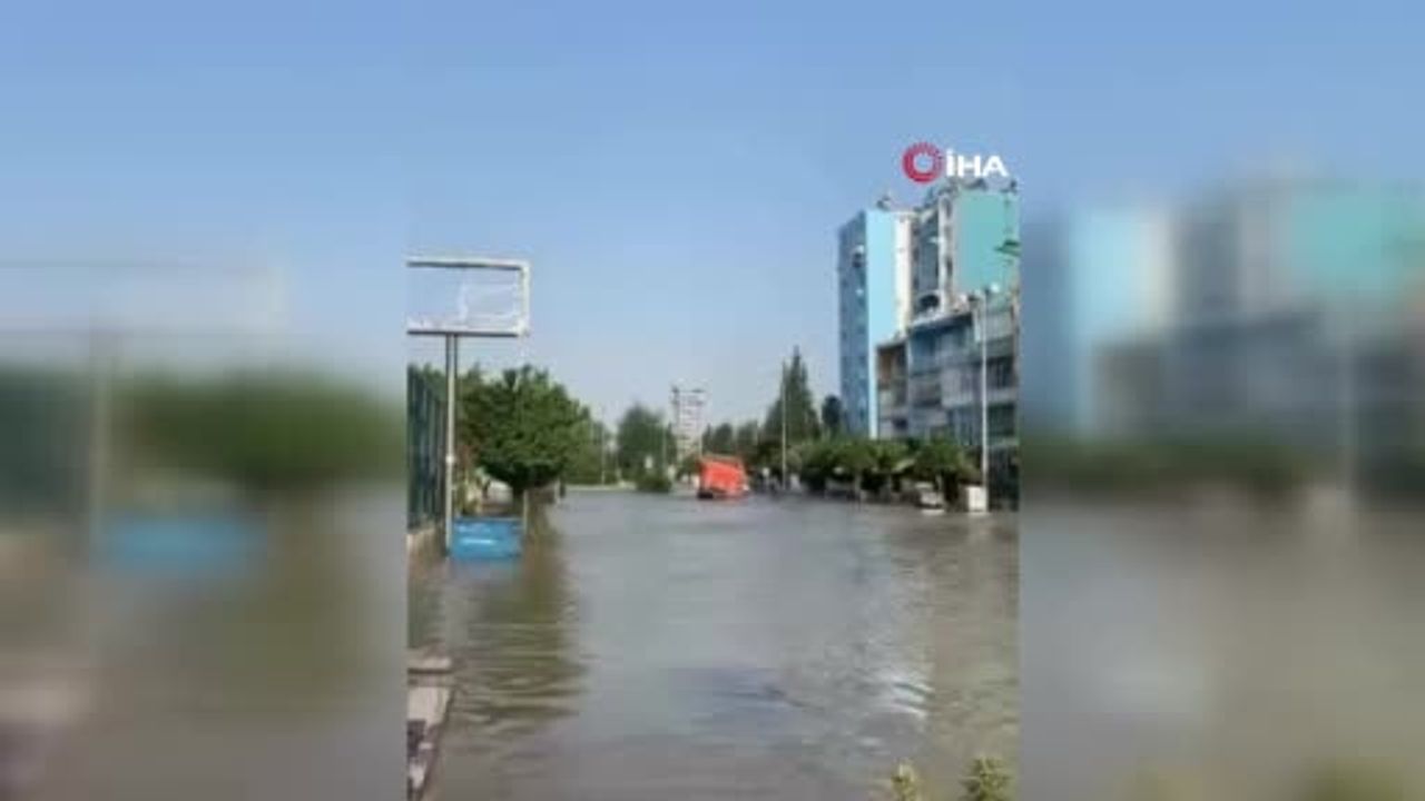 Adana'da su borusu patladı, yollar göle döndü