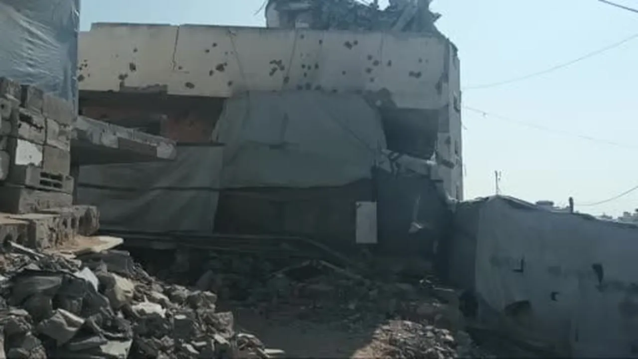 İsrail’in saldırılarında evlerini kaybeden ve sığınacak yer bulamayan binlerce Gazzeli, kış...