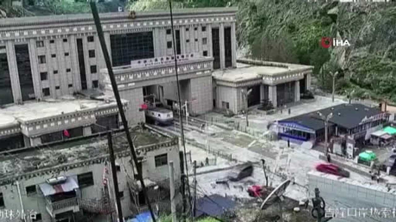 Nepal'in Çin sınırındaki Bhotekoshi Nehri'nde meydana gelen taşkın sonucu yaşanan sel felaketinde...