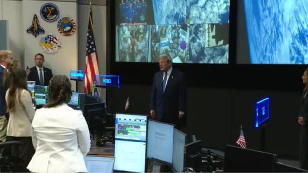 ABD Başkanı Donald Trump, Ay'ın uzak tarafından geçerek insanlığın uzayda eriştiği rekor mesafeye...