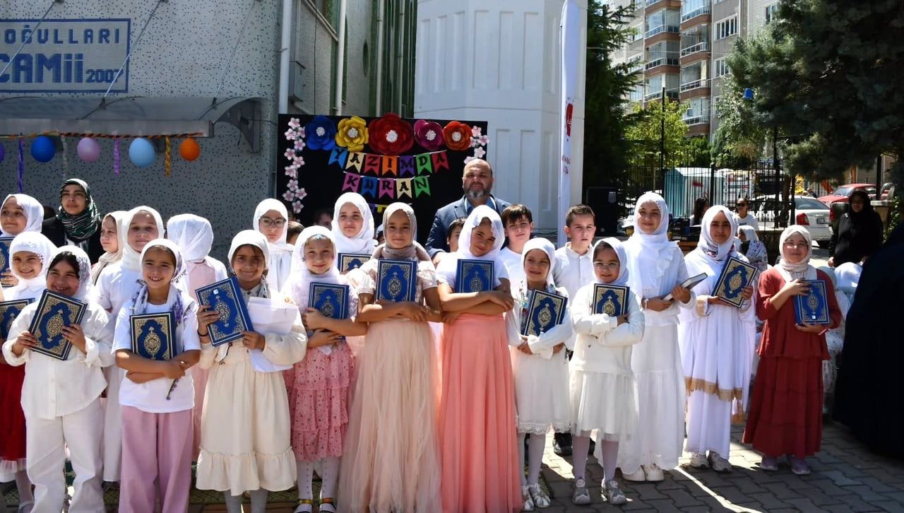 KÜTAHYA'DA "ÖMRÜMDE KUR'AN VAR" PROGRAMINDA MANEVİ EĞİTİM VE EĞLENCE BİR ARAYA GELDİ
