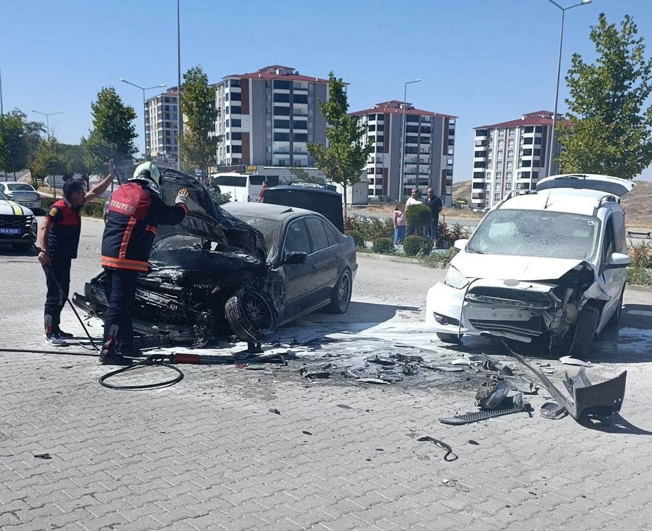 YOZGAT’TA OTOMOBİL VE HAFİF TİCARİ ARACIN ÇARPIŞMASI SONUCU 1 KİŞİ YARALANDI.