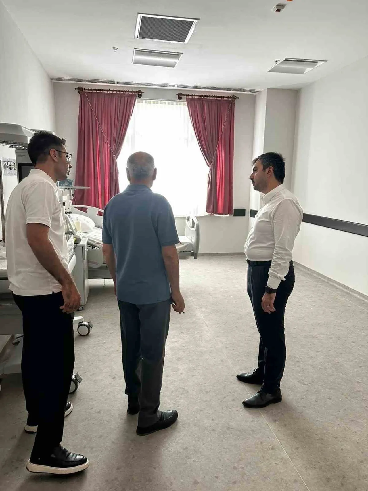 HASTANEDE İNCELEMELERDE BULUNAN KAYMAKAM MUSTAFA ATIŞ, HASTANE MÜDÜRÜ ZEKİ BEYAZIT’TAN YÜRÜTÜLEN...