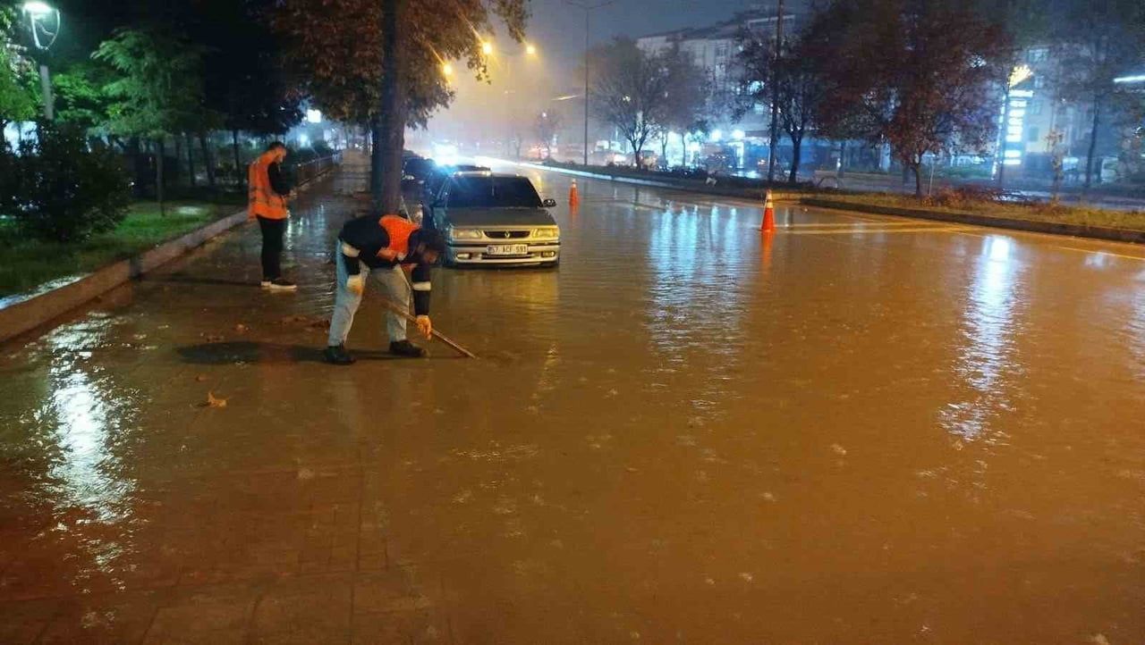 SİNOP’UN BOYABAT İLÇESİNDE DÜN AKŞAM SAATLERİNDE ETKİSİNİ ARTIRAN SAĞANAK YAĞIŞIN ARDINDAN ADETA...
