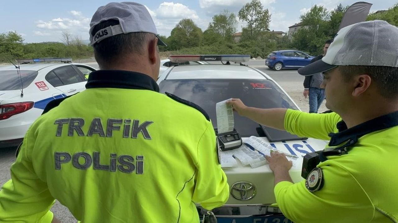 DÜZCE'DE TRAFİK EKİPLERİ KURAL TANIMAYAN SÜRÜCÜLERE İZİN VERMİYOR. 31 AĞUSTOS - 6 EYLÜL 2026...