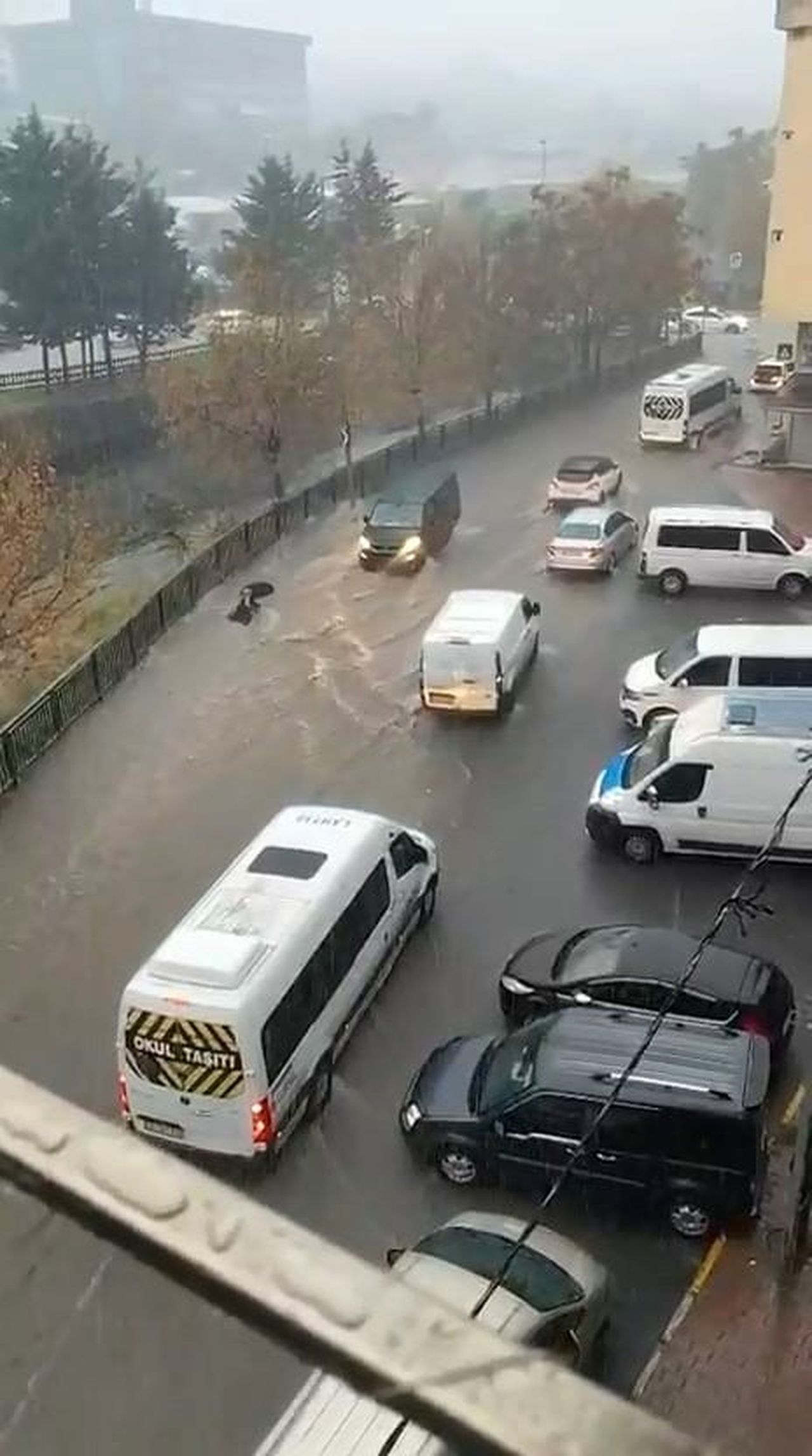 ESENYURT'TA ETKİLİ OLAN SAĞANAK YAĞIŞ NEDENİYLE GÖLE DÖNEN YOLDA BİR KADIN SUYA KAPILDI.
