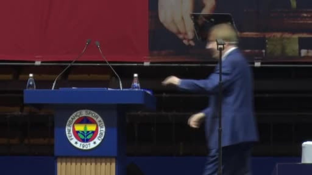 Fenerbahçe Başkanı Aziz Yıldırım, mali genel kurulda önceki dönem yönetim kurulu üyelerini...