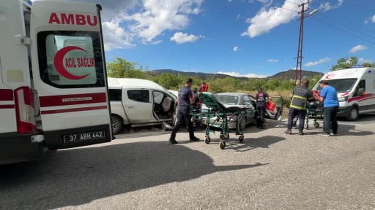 Kastamonu’da kamyonet ile otomobil çarpıştı: 4 yaralı