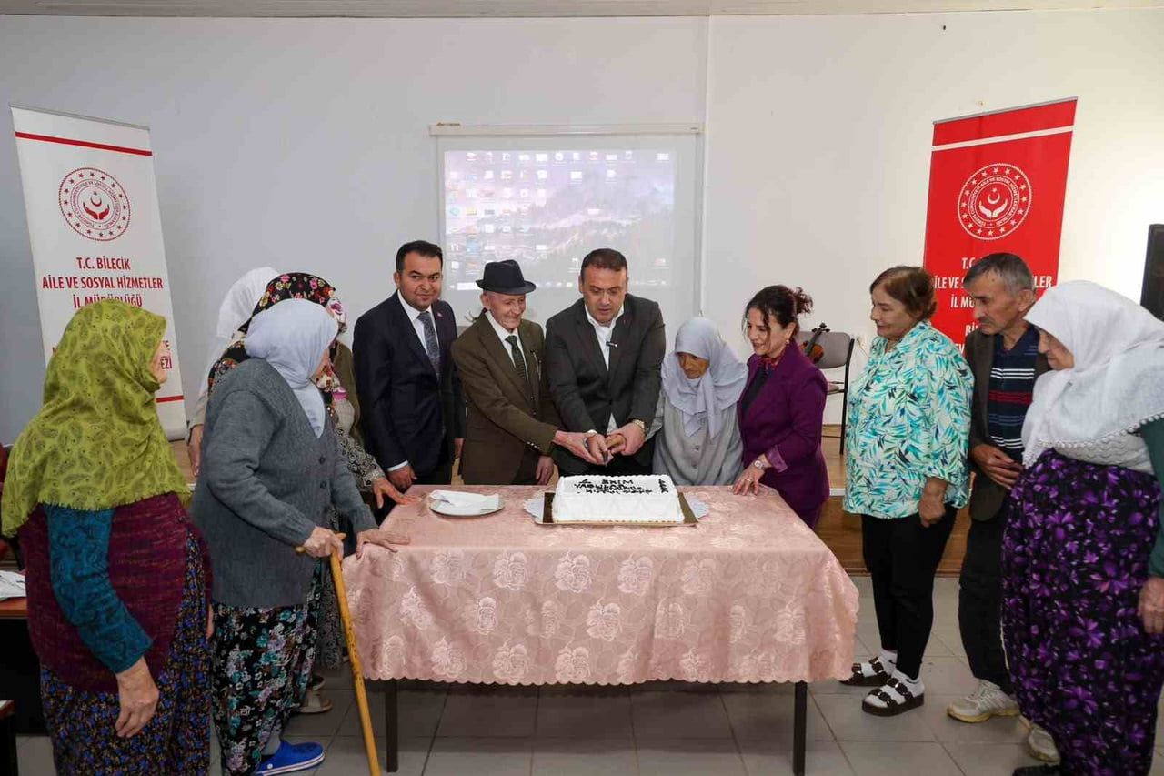 BİLECİK’TE HUZUREVİ SAKİNLERİ İÇİN RENKLİ ETKİNLİK