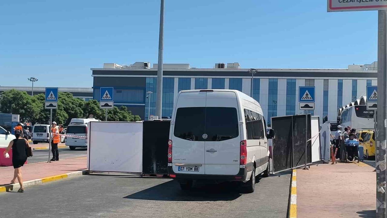 ANTALYA HAVALİMANI 2'NCİ TERMİNAL OTOPARKINDA EMEKLİ POLİS MEMURU, TABANCA İLE KIZ ARKADAŞINI...