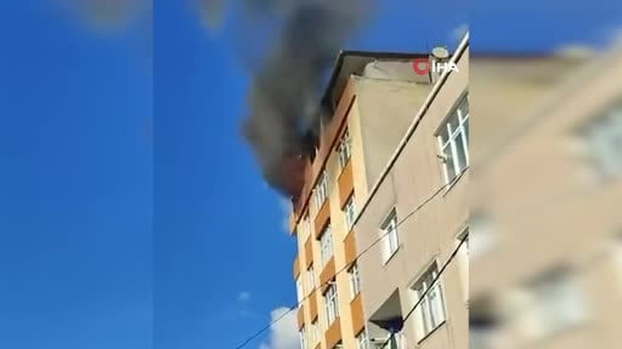 Küçükçekmece’de 6 katlı binanın çatı katında yangın paniği
