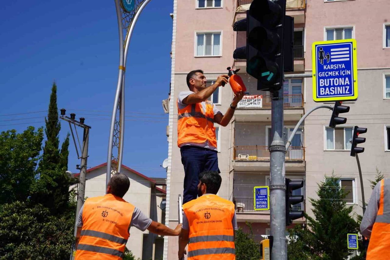 KOCAELİ BÜYÜKŞEHİR BELEDİYESİ, KENT GENELİNDEKİ 269 SİNYALİZASYON KAVŞAĞINDA YAZ DÖNEMİ TEMİZLİK...