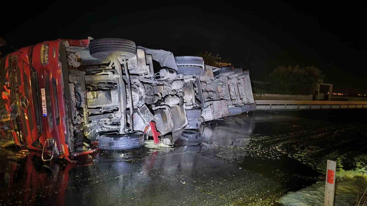 MARDİN'İN NUSAYBİN İLÇESİNDE BİTKİSEL YAĞ YÜKLÜ KAMYONUN DEVRİLMESİ SONUCU MEYDANA GELEN KAZADA...