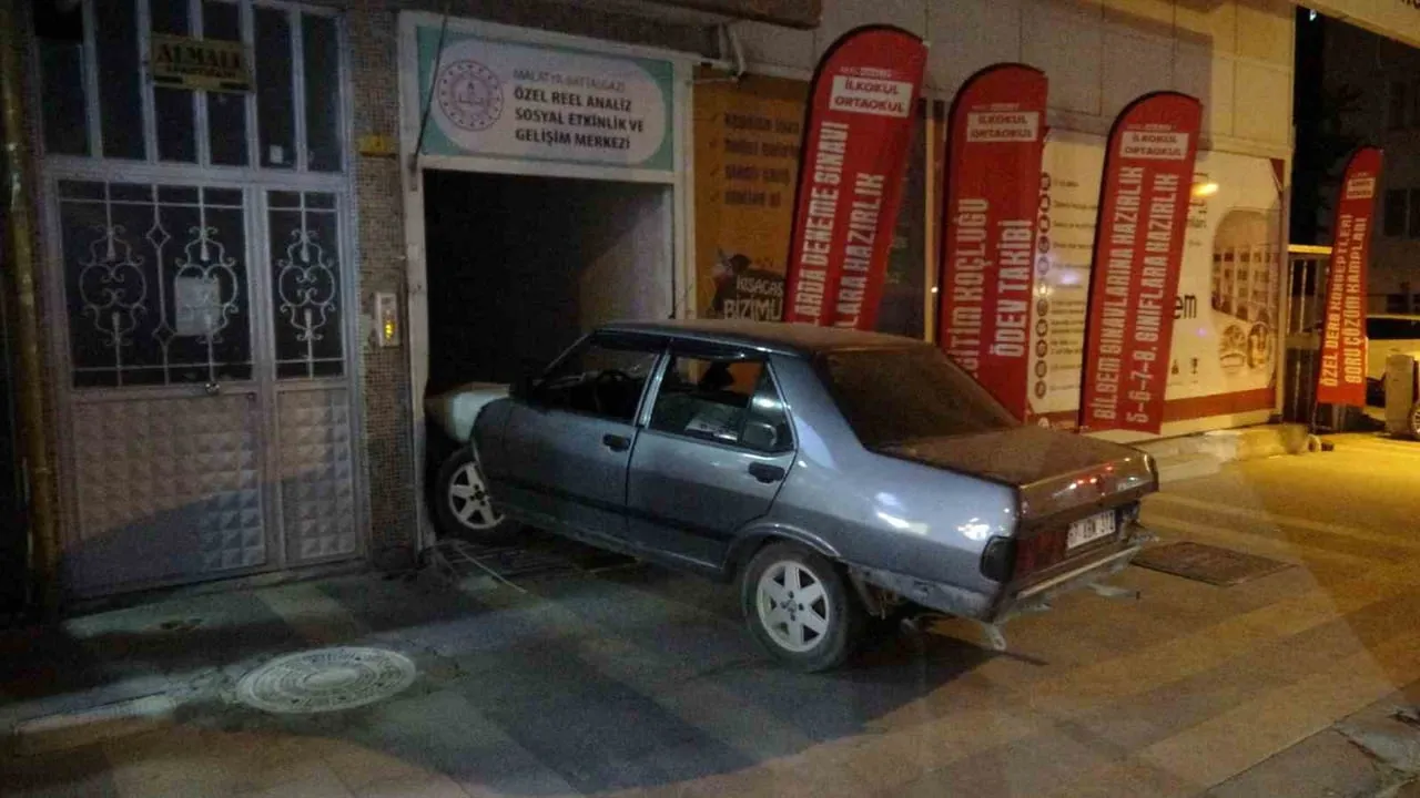 MALATYA’DA SÜRÜCÜSÜNÜN KONTROLÜNDEN ÇIKAN OTOMOBİL, PARK HALİNDEKİ İKİ ARACA ÇARPTIKTAN SONRA...