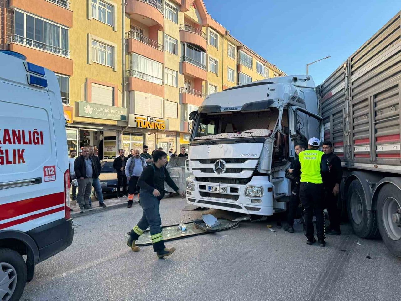 KONYA’NIN KULU İLÇESİNDE İKİ TIR İLE BİR OTOMOBİLİN KARIŞTIĞI ZİNCİRLEME TRAFİK KAZASINDA 1 KİŞİ...