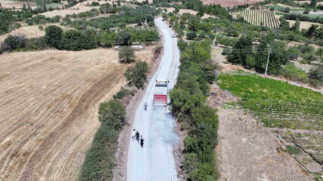MANİSA’NIN BİRÇOK NOKTASINDA YOL YAPIM ÇALIŞMALARINI ARALIKSIZ SÜRDÜREN MANİSA BÜYÜKŞEHİR...