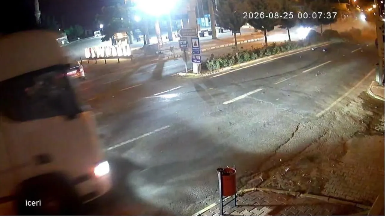 TERS YÖNDE İLERLEYEN OTOMOBİL, KARŞIDAN GELEN YAKIT YÜKLÜ TIR’A ÇARPMAKTAN SANİYELERLE KURTULDU....