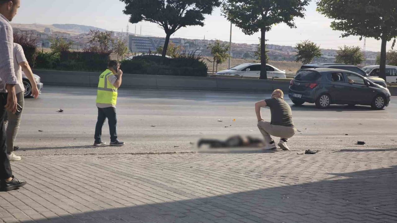 ANKARA’NIN ETİMESGUT İLÇESİNDE SEYİR HALİNDEKİ OTOMOBİLLE HENÜZ BELİRLENEMEYEN NEDENLE ÇARPIŞAN...