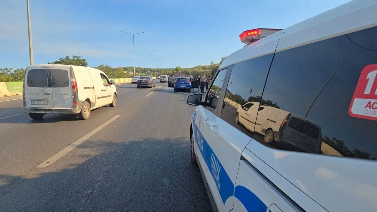 BURSA'DA SEYİR HALİNDEKİ ARAÇ HENÜZ BİLİNMEYEN BİR SEBEPTEN DOLAYI ALEV ALDI. KISA SÜREDE BÜYÜYEN...