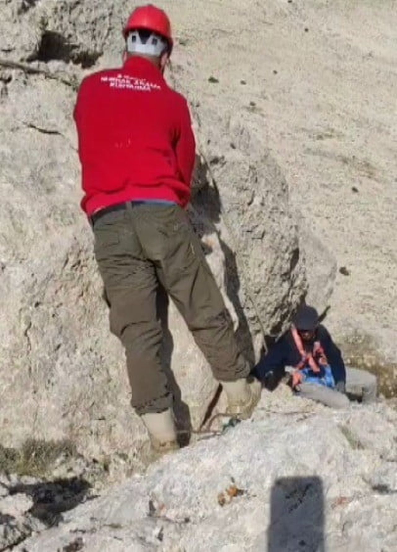 KAHRAMANMARAŞ’IN NURHAK KIRSALINDA 5 GÜNDÜR KAYALIKLARDA MAHSUR KALAN 9 KEÇİ DUYARLI VATANDAŞLARIN...