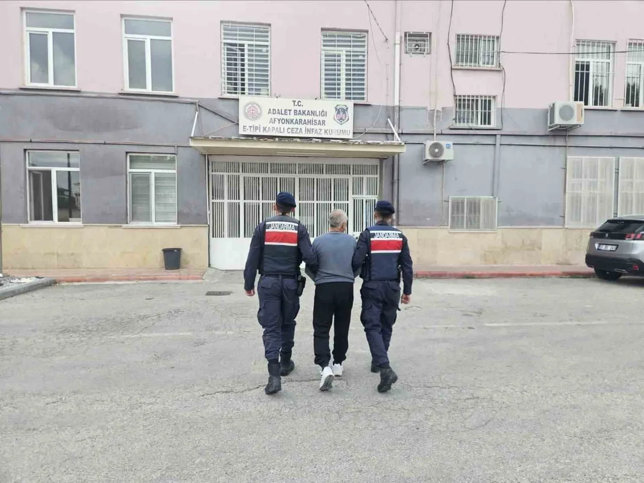 AFYONKARAHİSAR’IN İHSANİYE İLÇESİNDE JANDARMA EKİPLERİNCE GERÇEKLEŞTİRİLEN ÇALIŞMADA, HAKKINDA 19...